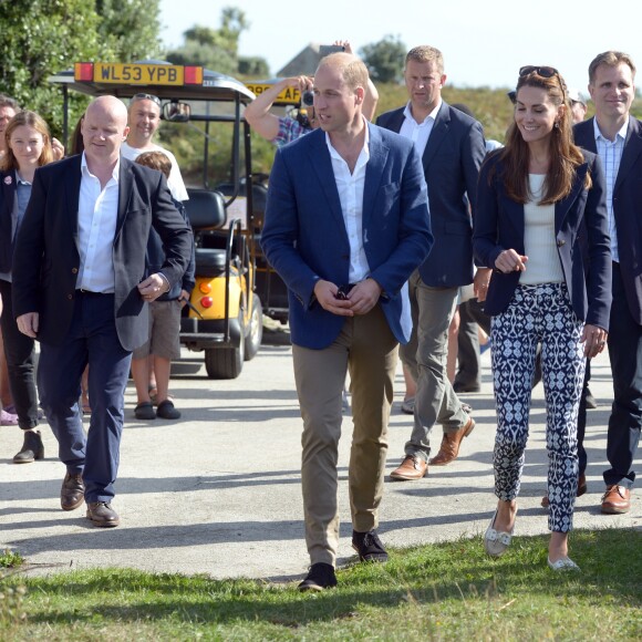 Le prince William, duc de Cambridge, et Kate Middleton, duchesse de Cambridge, en visite à St Martin's dans les îles Scilly le 2 septembre 2016.