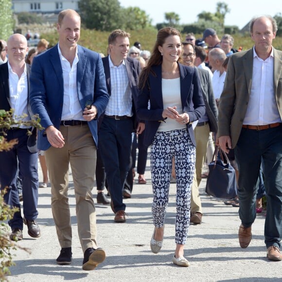 Le prince William, duc de Cambridge, et Kate Middleton, duchesse de Cambridge, en visite à St Martin's dans les îles Scilly le 2 septembre 2016.