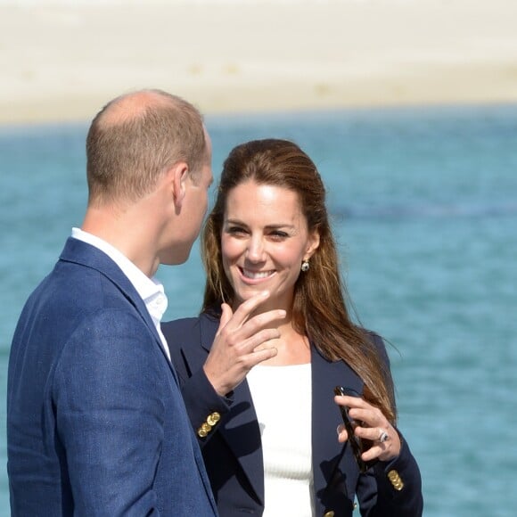 Le prince William, duc de Cambridge, et Kate Middleton, duchesse de Cambridge, en visite à St Martin's dans les îles Scilly le 2 septembre 2016.