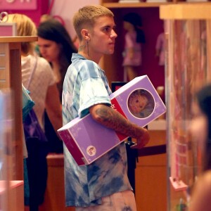 Justin Bieber fait du shopping avec sa petite soeur Jazmyn et lui achète une poupée chez American Girls à Los Angeles le 2 septembre 2016.