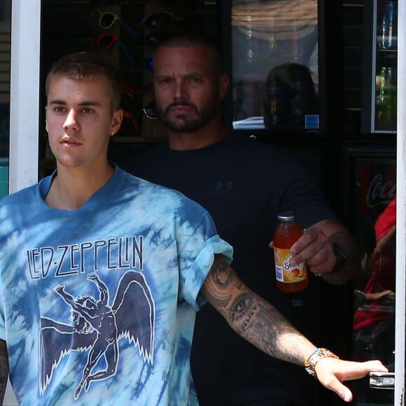 Justin Bieber fait du shopping avec sa petite soeur Jazmyn et lui achète une poupée chez American Girls à Los Angeles le 2 septembre 2016.