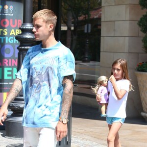 Justin Bieber fait du shopping avec sa petite soeur Jazmyn et lui achète une poupée chez American Girls à Los Angeles le 2 septembre 2016.