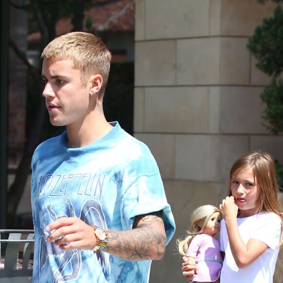 Justin Bieber fait du shopping avec sa petite soeur Jazmyn et lui achète une poupée chez American Girls à Los Angeles le 2 septembre 2016.