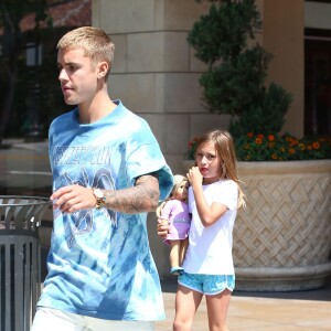 Justin Bieber fait du shopping avec sa petite soeur Jazmyn et lui achète une poupée chez American Girls à Los Angeles le 2 septembre 2016.