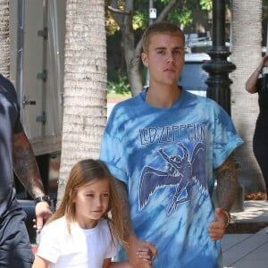 Justin Bieber fait du shopping avec sa petite soeur Jazmyn et lui achète une poupée chez American Girls à Los Angeles le 2 septembre 2016.