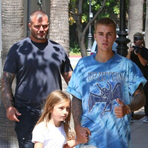 Justin Bieber fait du shopping avec sa petite soeur Jazmyn et lui achète une poupée chez American Girls à Los Angeles le 2 septembre 2016.