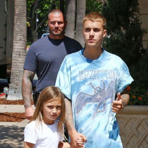 Justin Bieber fait du shopping avec sa petite soeur Jazmyn et lui achète une poupée chez American Girls à Los Angeles le 2 septembre 2016.