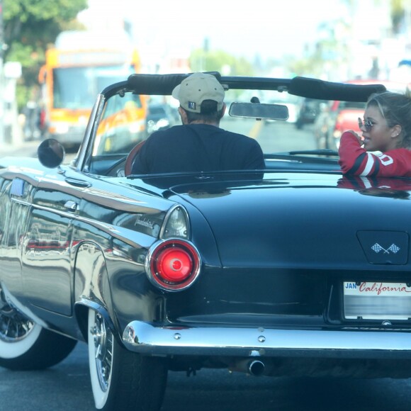 Exclusif - Sofia Richie se promène en voiture dans une Corvette Chevrolet Classique avec un mystérieux inconnu à Los Angeles le 2 septembre 2016.