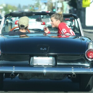 Exclusif - Sofia Richie se promène en voiture dans une Corvette Chevrolet Classique avec un mystérieux inconnu à Los Angeles le 2 septembre 2016.  Exclusive - For Germany call for price - Model Sofia Richie is spotted out with a mystery man in Los Angeles, California on September 2, 2016. Sofia and the man were spotted driving in his Classic Chevrolet Corvette before getting out and heading to a friends house. Sofia tried to cover her face as she made her way to the friends house.02/09/2016 - Los Angeles