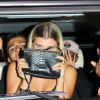Exclusif - Sofia Richie, la compagne supposée de Justin Bieber, fait des doigts d'honneur aux photographes à la sortie d'un restaurant de West Hollywood le 23 août 2016. © CPA / Bestimage