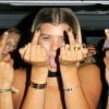 Exclusif - Sofia Richie, la compagne supposée de Justin Bieber, fait des doigts d'honneur aux photographes à la sortie d'un restaurant de West Hollywood le 23 août 2016. © CPA / Bestimage