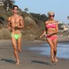 Exclusif - Justin Jedlica, le Ken humain, et sa compagne Angelique Morgan profitent de la plage de Malibu en montrant leurs corps modelés le 22 août 2016