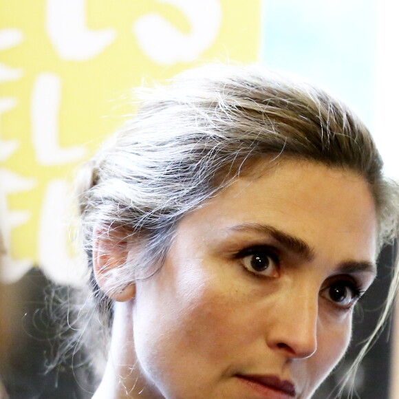 Julie Gayet lors de la signature de la première convention entre le ministère de l'Education Nationale, de l'Enseignement Supérieur et de la Recherche et l'association Info Endométriose pour mieux sensibiliser élèves et personnels au ministère à Paris, le 27 juin 2016. L'endométriose est une maladie gynécologique assez fréquente puisqu'elle concerne une femme sur dix. L'association était représentée par le Docteur Chrysoula Zacharopoulou et Julie Gayet. © Dominique Jacovides/Bestimage