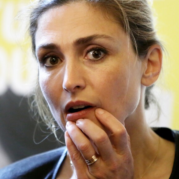 Julie Gayet lors de la signature de la première convention entre le ministère de l'Education Nationale, de l'Enseignement Supérieur et de la Recherche et l'association Info Endométriose pour mieux sensibiliser élèves et personnels au ministère à Paris, le 27 juin 2016. © Dominique Jacovides/Bestimage