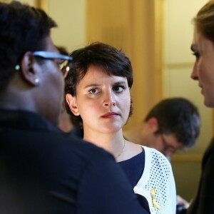 Najat-Valaud Belkacem, Julie Gayet lors de la signature de la première convention entre le ministère de l'Education Nationale, de l'Enseignement Supérieur et de la Recherche et l'association Info Endométriose pour mieux sensibiliser élèves et personnels au ministère à Paris, le 27 juin 2016. L'endométriose est une maladie gynécologique assez fréquente puisqu'elle concerne une femme sur dix. L'association était représentée par le Docteur Chrysoula Zacharopoulou et Julie Gayet. © Dominique Jacovides/Bestimage