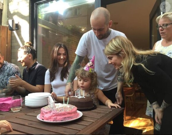 Coeur de Pirate a dévoilé des photos de l'anniversaire de sa fille Romy, sur Instagram. Août 2016. Ici en compagnie de son mari Alex Peyrat.