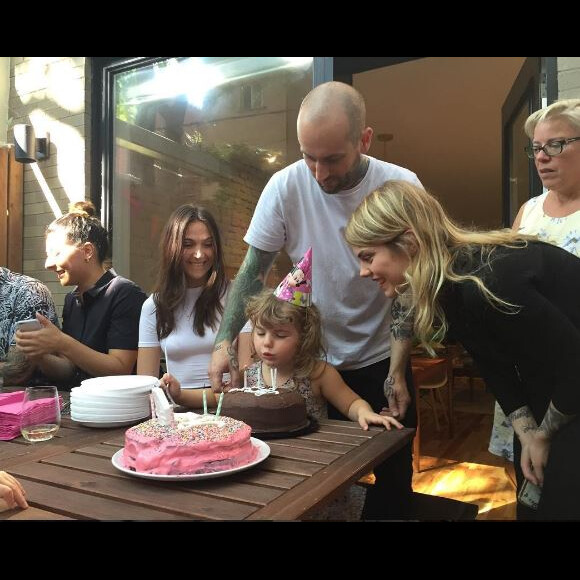 Coeur de Pirate a dévoilé des photos de l'anniversaire de sa fille Romy, sur Instagram. Août 2016. Ici en compagnie de son mari Alex Peyrat.