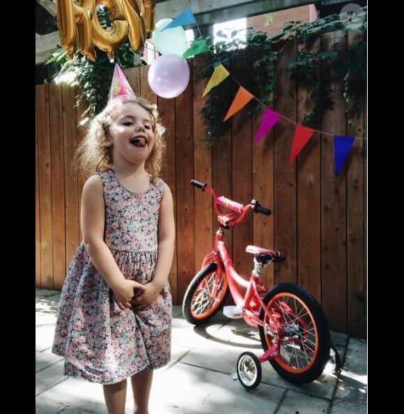 Coeur de Pirate a dévoilé des photos de l'anniversaire de sa fille Romy, sur Instagram. Août 2016. La jeune fille a eu droit à un vélo !