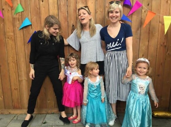 Coeur de Pirate avec ses amies, sa fille et les filles de ses amies. Instagram, août 2016.