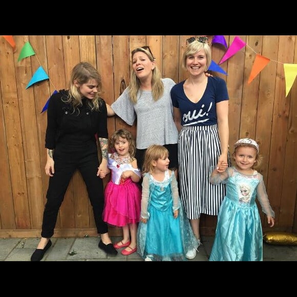 Coeur de Pirate avec ses amies, sa fille et les filles de ses amies. Instagram, août 2016.