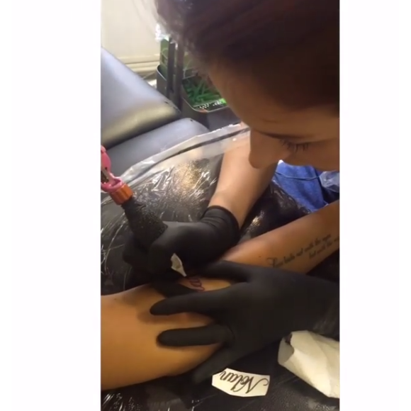 Jade Foret se fait tatouer le prénom de son fils, Nolan, sur son bras. Septembre 2016.
