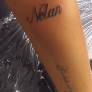 Jade Foret se fait tatouer le prénom de son fils, Nolan, sur son bras. Septembre 2016.