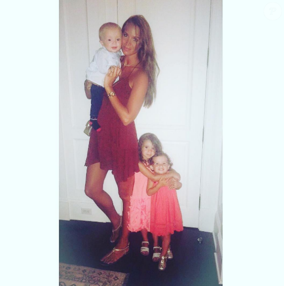 Jade Foret aux côtés de son fils Nolan et de ses filles Liva et Milla. Août 2016.