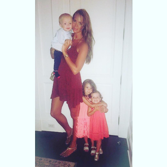 Jade Foret aux côtés de son fils Nolan et de ses filles Liva et Milla. Août 2016.