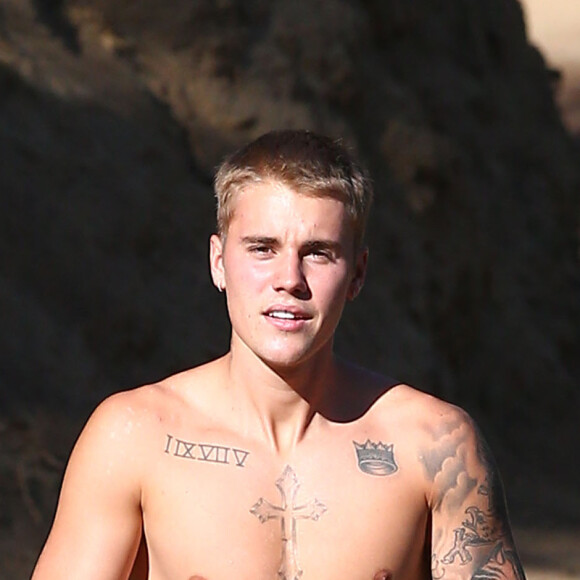 Justin Bieber se promène torse nu à Runyon Canyon à Hollywood le 3 septembre 2016.