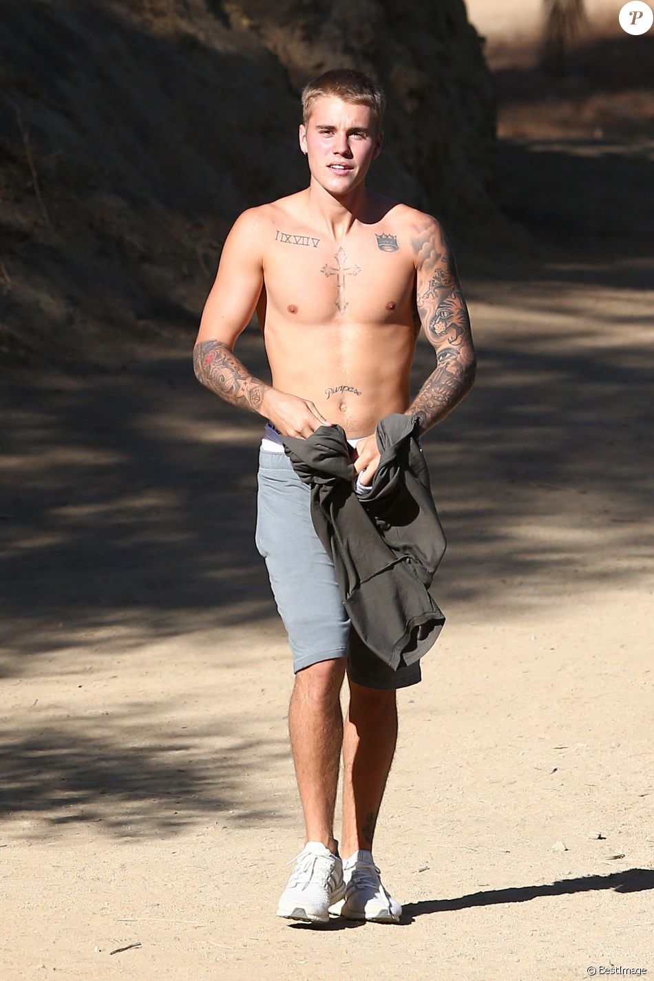 Justin Bieber se promène torse nu à Runyon Canyon à Hollywood le 3 septembre 2016. Purepeople