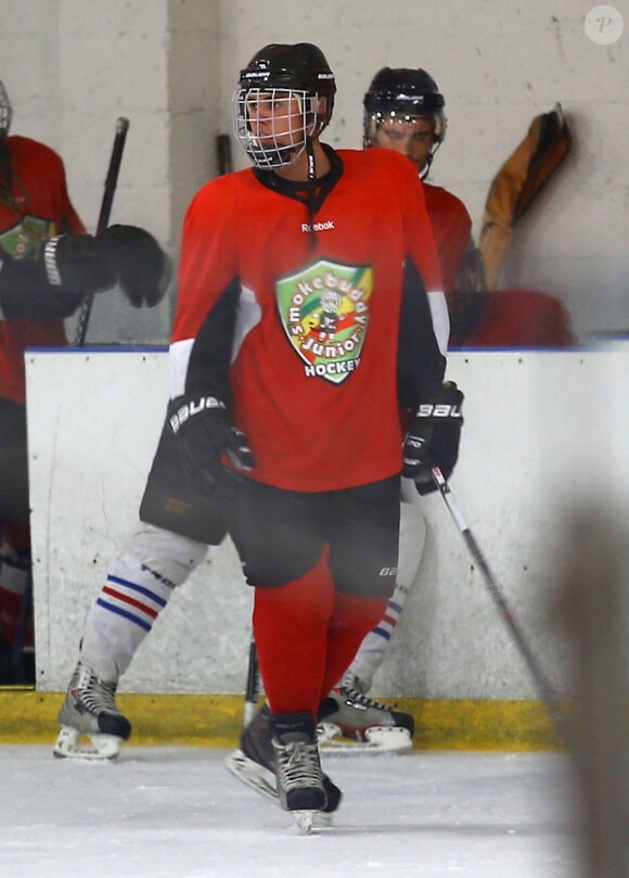 Exclusif - Justin Bieber joue au hockey sur glace à Los Angeles, le 30 août 2016