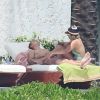 Exclusif - Justin Bieber et sa compagne Sofia Richie jouent et se relaxent sur un transat à Cabo San Luca dans leur residence de vacances le 29 août 2016.