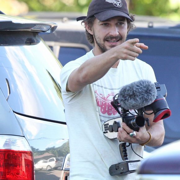 Exclusif - Shia LaBeouf sur le tournage de son dernier projet artistique "Take Me Anywhere" un voyage en auto-stop à Hot Springs, le 7 juin 2016.