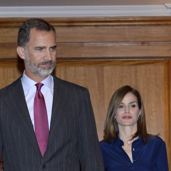 Le roi Felipe VI et la reine Letizia d'Espagne présidaient le 7 septembre 2016 à la commémoration du centenaire de la naissance de l'écrivain espagnol Camilo José Cela au siège de l'Institut Cervantes à Madrid et ont inauguré à cette occasion une exposition rendant hommage à l'auteur Nobel de littérature 1989, disparu en 2002.