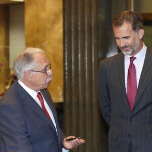 Le roi Felipe VI et la reine Letizia d'Espagne présidaient le 7 septembre 2016 à la commémoration du centenaire de la naissance de l'écrivain espagnol Camilo José Cela au siège de l'Institut Cervantes à Madrid et ont inauguré à cette occasion une exposition rendant hommage à l'auteur Nobel de littérature 1989, disparu en 2002.