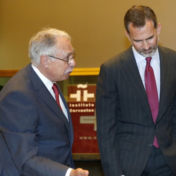 Le roi Felipe VI et la reine Letizia d'Espagne présidaient le 7 septembre 2016 à la commémoration du centenaire de la naissance de l'écrivain espagnol Camilo José Cela au siège de l'Institut Cervantes à Madrid et ont inauguré à cette occasion une exposition rendant hommage à l'auteur Nobel de littérature 1989, disparu en 2002.