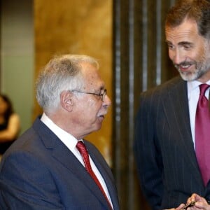 Le roi Felipe VI et la reine Letizia d'Espagne présidaient le 7 septembre 2016 à la commémoration du centenaire de la naissance de l'écrivain espagnol Camilo José Cela au siège de l'Institut Cervantes à Madrid et ont inauguré à cette occasion une exposition rendant hommage à l'auteur Nobel de littérature 1989, disparu en 2002.