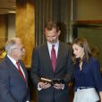 Le roi Felipe VI et la reine Letizia d'Espagne présidaient le 7 septembre 2016 à la commémoration du centenaire de la naissance de l'écrivain espagnol Camilo José Cela au siège de l'Institut Cervantes à Madrid et ont inauguré à cette occasion une exposition rendant hommage à l'auteur Nobel de littérature 1989, disparu en 2002.