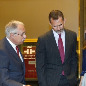 Le roi Felipe VI et la reine Letizia d'Espagne présidaient le 7 septembre 2016 à la commémoration du centenaire de la naissance de l'écrivain espagnol Camilo José Cela au siège de l'Institut Cervantes à Madrid et ont inauguré à cette occasion une exposition rendant hommage à l'auteur Nobel de littérature 1989, disparu en 2002.