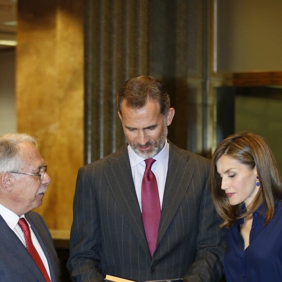 Le roi Felipe VI et la reine Letizia d'Espagne présidaient le 7 septembre 2016 à la commémoration du centenaire de la naissance de l'écrivain espagnol Camilo José Cela au siège de l'Institut Cervantes à Madrid et ont inauguré à cette occasion une exposition rendant hommage à l'auteur Nobel de littérature 1989, disparu en 2002.