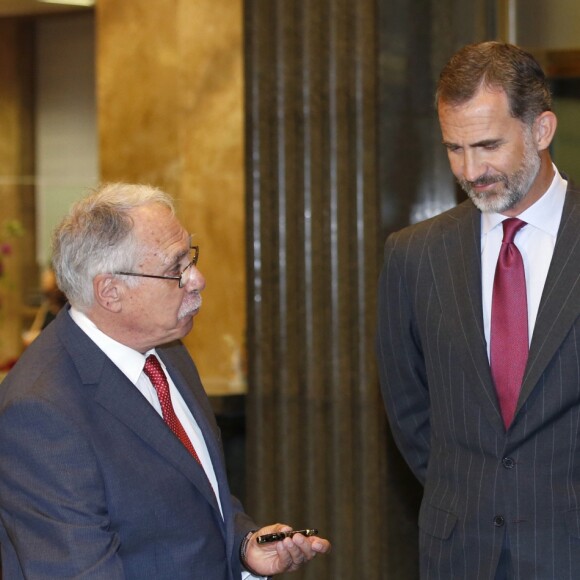 Le roi Felipe VI et la reine Letizia d'Espagne présidaient le 7 septembre 2016 à la commémoration du centenaire de la naissance de l'écrivain espagnol Camilo José Cela au siège de l'Institut Cervantes à Madrid et ont inauguré à cette occasion une exposition rendant hommage à l'auteur Nobel de littérature 1989, disparu en 2002.