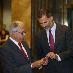 Le roi Felipe VI et la reine Letizia d'Espagne présidaient le 7 septembre 2016 à la commémoration du centenaire de la naissance de l'écrivain espagnol Camilo José Cela au siège de l'Institut Cervantes à Madrid et ont inauguré à cette occasion une exposition rendant hommage à l'auteur Nobel de littérature 1989, disparu en 2002.