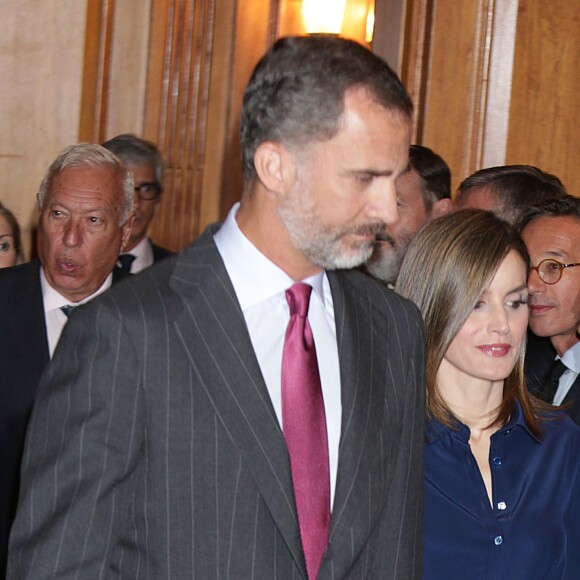 Le roi Felipe VI et la reine Letizia d'Espagne présidaient le 7 septembre 2016 à la commémoration du centenaire de la naissance de l'écrivain espagnol Camilo José Cela au siège de l'Institut Cervantes à Madrid et ont inauguré à cette occasion une exposition rendant hommage à l'auteur Nobel de littérature 1989, disparu en 2002.