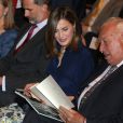 Le roi Felipe VI et la reine Letizia d'Espagne présidaient le 7 septembre 2016 à la commémoration du centenaire de la naissance de l'écrivain espagnol Camilo José Cela au siège de l'Institut Cervantes à Madrid et ont inauguré à cette occasion une exposition rendant hommage à l'auteur Nobel de littérature 1989, disparu en 2002.