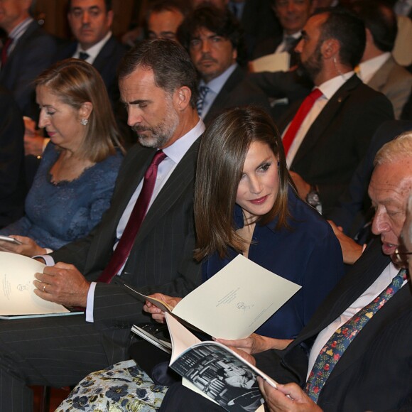 Le roi Felipe VI et la reine Letizia d'Espagne présidaient le 7 septembre 2016 à la commémoration du centenaire de la naissance de l'écrivain espagnol Camilo José Cela au siège de l'Institut Cervantes à Madrid et ont inauguré à cette occasion une exposition rendant hommage à l'auteur Nobel de littérature 1989, disparu en 2002.