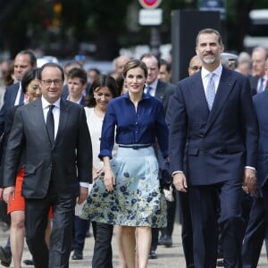 Letizia d'Espagne (dans son ensemble jupe Carolina Herrera et chemisier Felipe Varela, nu-pieds de la première et pochette du second) avec son mari le roi Felipe et François Hollande à Paris le 2 juin 2015.