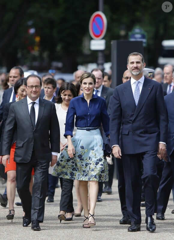 Letizia d'Espagne (dans son ensemble jupe Carolina Herrera et chemisier Felipe Varela, nu-pieds de la première et pochette du second) avec son mari le roi Felipe et François Hollande à Paris le 2 juin 2015.
