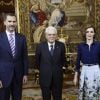 Letizia d'Espagne (dans son ensemble jupe Carolina Herrera et chemisier Felipe Varela, nu-pieds de la première et pochette du second) avec son mari le roi Felipe recevant le président italien Sergio Mattarella le 11 mai 2015.