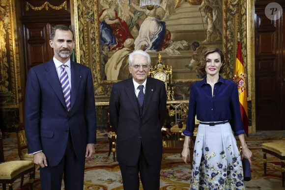 Letizia d'Espagne (dans son ensemble jupe Carolina Herrera et chemisier Felipe Varela, nu-pieds de la première et pochette du second) avec son mari le roi Felipe recevant le président italien Sergio Mattarella le 11 mai 2015.