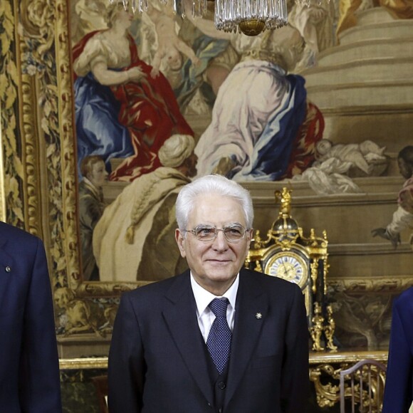 Letizia d'Espagne (dans son ensemble jupe Carolina Herrera et chemisier Felipe Varela, nu-pieds de la première et pochette du second) avec son mari le roi Felipe recevant le président italien Sergio Mattarella le 11 mai 2015.